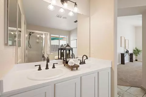 Bath - 609 Roadrunner Dr, Patterson, CA 95363 photo 1 of 3
