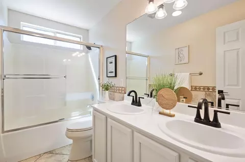Bath - 609 Roadrunner Dr, Patterson, CA 95363 photo 3 of 3