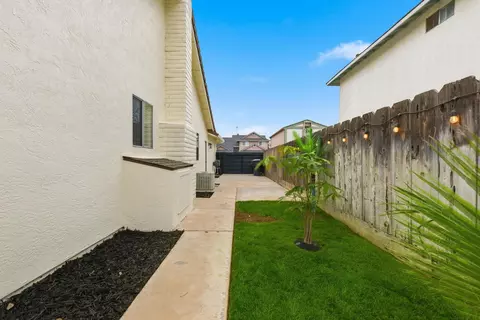 Exterior - 1671 Davis St, Ripon, CA 95366 photo 7 of 10
