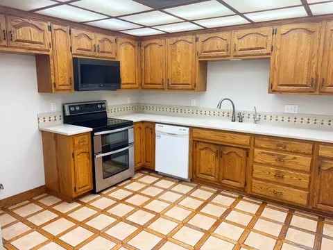 Kitchen - 617 Edgebrook Ct, Modesto, CA 95354 photo 2 of 3