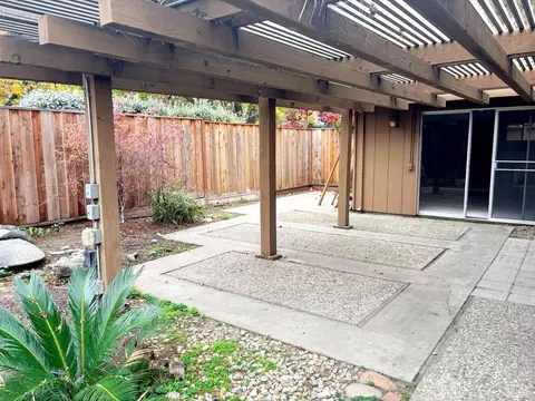 Exterior - 617 Edgebrook Ct, Modesto, CA 95354 photo 8 of 10