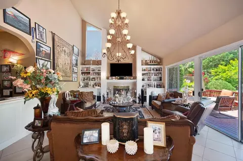 Living - 100 Hinkle Ct, Folsom, CA 95630 photo 3 of 4