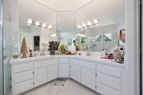 Bath - 100 Hinkle Ct, Folsom, CA 95630 photo 2 of 5