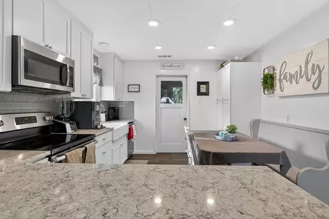 Kitchen - 28015 N Blossom Rd, Walnut Grove, CA 95690 photo 1 of 5
