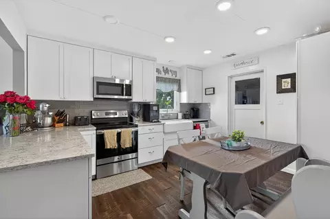 Kitchen - 28015 N Blossom Rd, Walnut Grove, CA 95690 photo 2 of 5