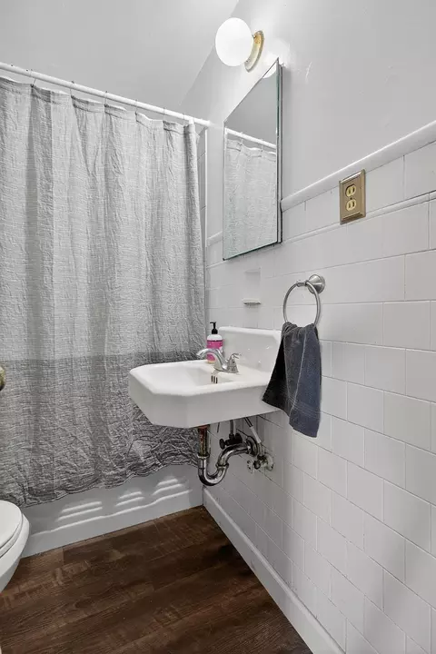 Bath - 28015 N Blossom Rd, Walnut Grove, CA 95690 photo 2 of 2