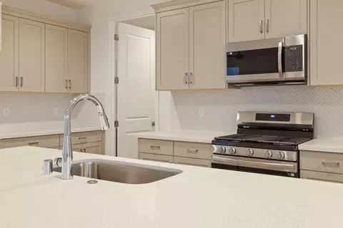 Kitchen - 2182 Silk Ave, Manteca, CA 95337 photo 4 of 5