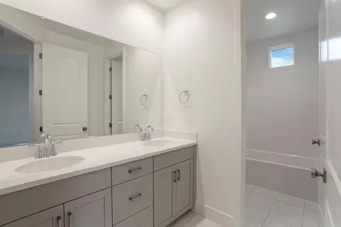 Bath - 2182 Silk Ave, Manteca, CA 95337 photo 3 of 3