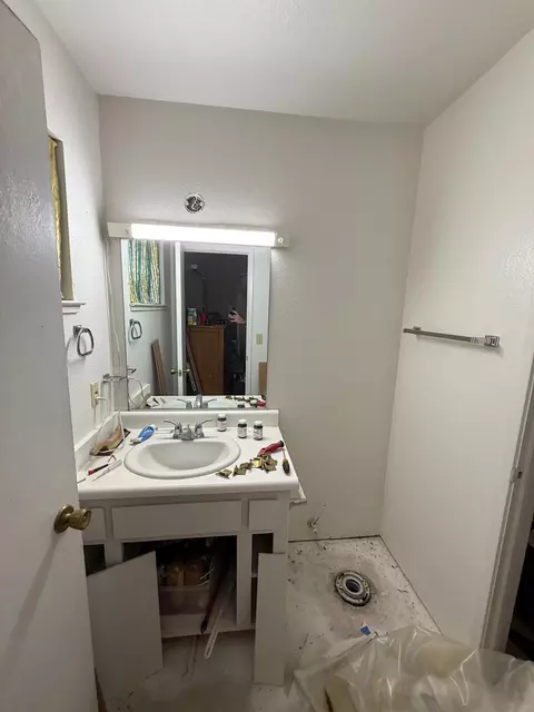 Bath - 1534 Derek Dr, Olivehurst, CA 95961 photo 2 of 3