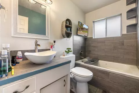 Bath - 381 Wallis Ave, Gustine, CA 95322 photo 1 of 2