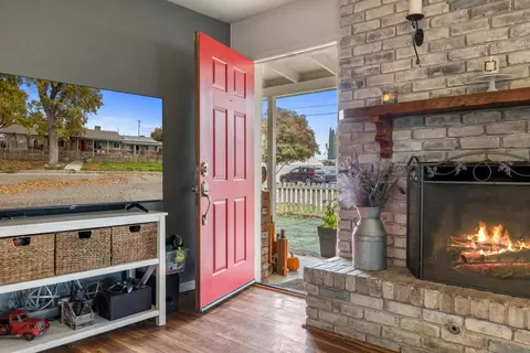 Entry Way - 381 Wallis Ave, Gustine, CA 95322 photo 2 of 10