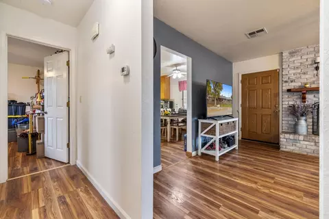 Entry Way - 381 Wallis Ave, Gustine, CA 95322 photo 4 of 10