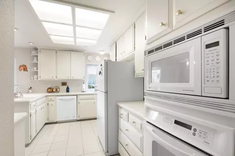 Kitchen - 1317 Lake Blvd, Davis, CA 95616 photo 6 of 6