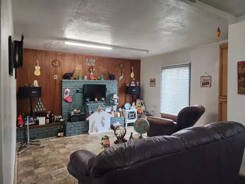 Living - 292 W Lathrop Rd, Lathrop, CA 95330 photo 1 of 2