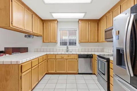 Kitchen - 2717 Lahontan Dr, Modesto, CA 95358 photo 2 of 3