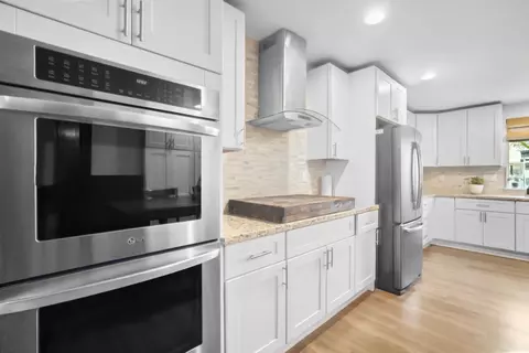 Kitchen - 960 Elma St, Hickman, CA 95323 photo 4 of 6