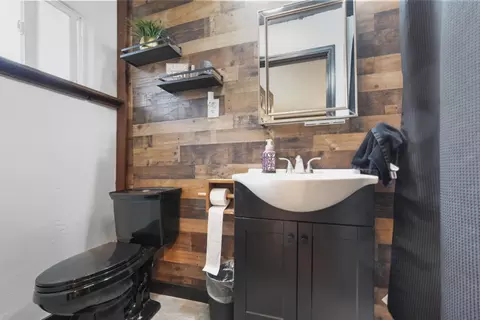 Bath - 960 Elma St, Hickman, CA 95323 photo 1 of 2