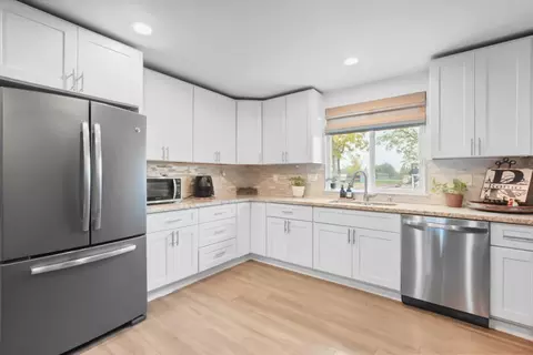 Kitchen - 960 Elma St, Hickman, CA 95323 photo 3 of 6