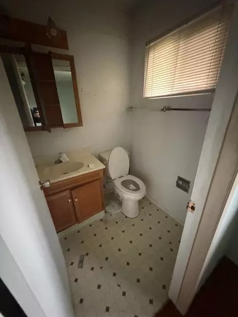 Bath - 416 Tennyson Dr, Modesto, CA 95351 photo 3 of 4