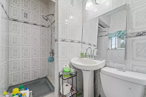 Bath - 2497 E Marsh St, Stockton, CA 95205 photo 2 of 4