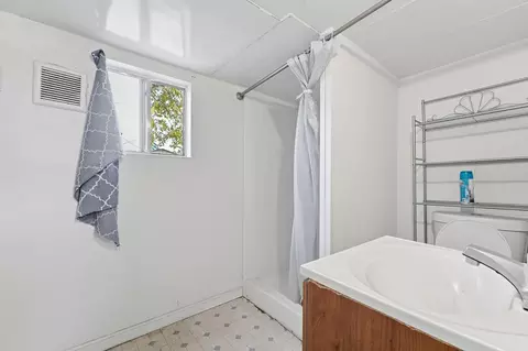 Bath - 2497 E Marsh St, Stockton, CA 95205 photo 3 of 4