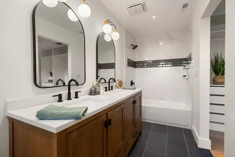 Bath - 6732 Beech Ave, Orangevale, CA 95662 photo 2 of 3