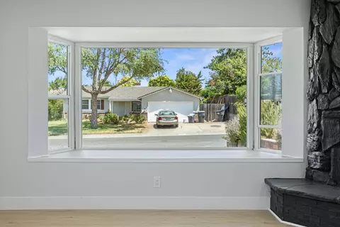 Living - 5942 Ashworth Way, Carmichael, CA 95608 photo 2 of 6