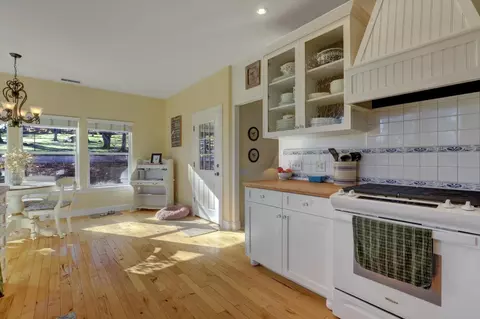 Kitchen - 12597 Wolf Rd, Grass Valley, CA 95949 photo 2 of 9