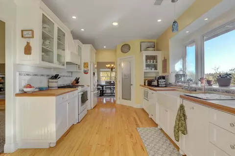Kitchen - 12597 Wolf Rd, Grass Valley, CA 95949 photo 5 of 9