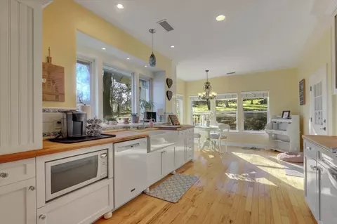 Kitchen - 12597 Wolf Rd, Grass Valley, CA 95949 photo 8 of 9