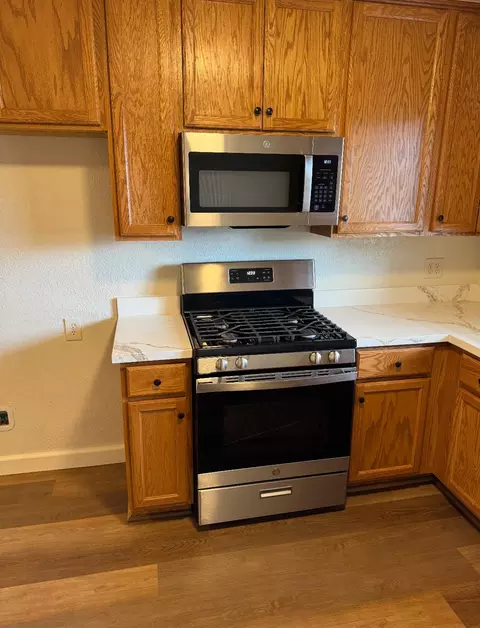 Kitchen - 423 Park Ave, Manteca, CA 95337 photo 3 of 4