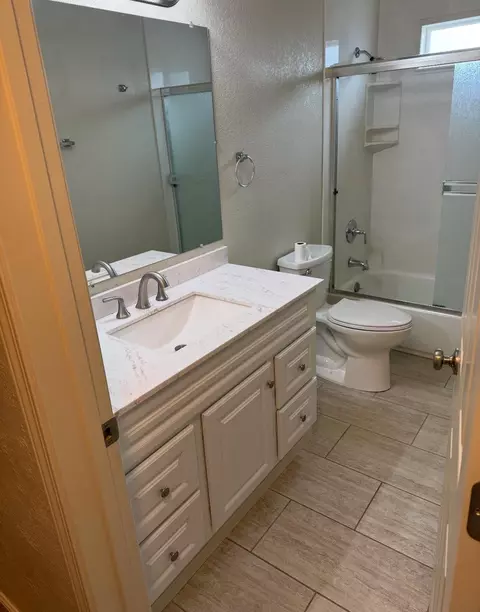 Bath - 423 Park Ave, Manteca, CA 95337 photo 2 of 2