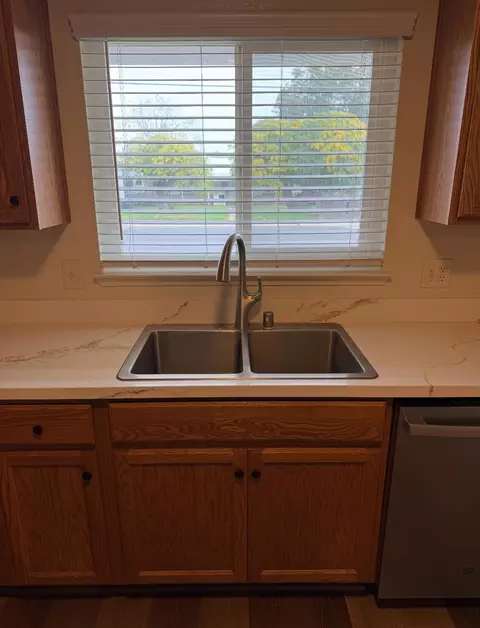 Kitchen - 423 Park Ave, Manteca, CA 95337 photo 4 of 4