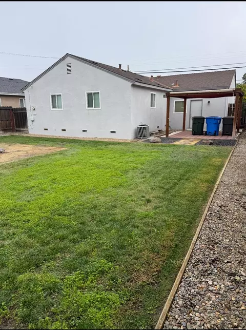 Exterior - 423 Park Ave, Manteca, CA 95337 photo 4 of 5