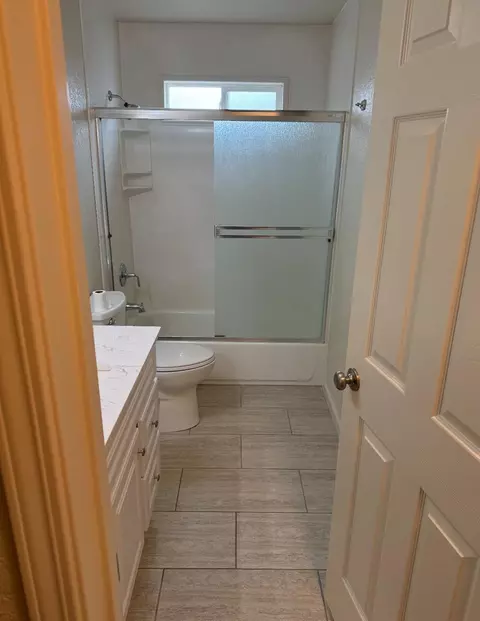 Bath - 423 Park Ave, Manteca, CA 95337 photo 1 of 2