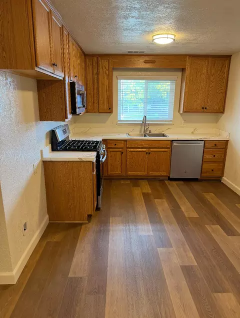 Kitchen - 423 Park Ave, Manteca, CA 95337 photo 2 of 4