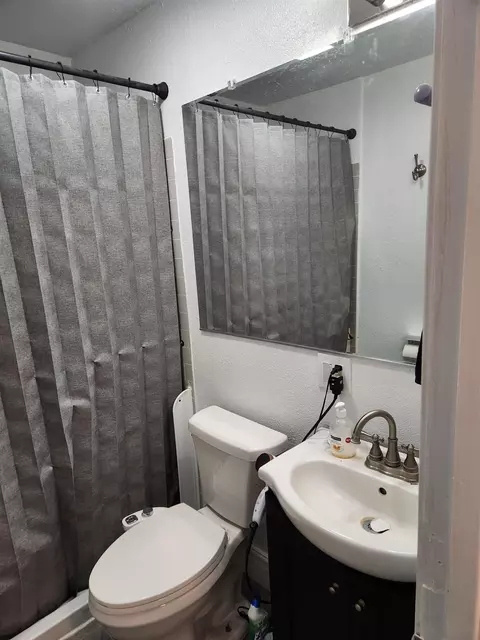 Bath - 994 Fleda Ave, Olivehurst, CA 95961 photo 2 of 2