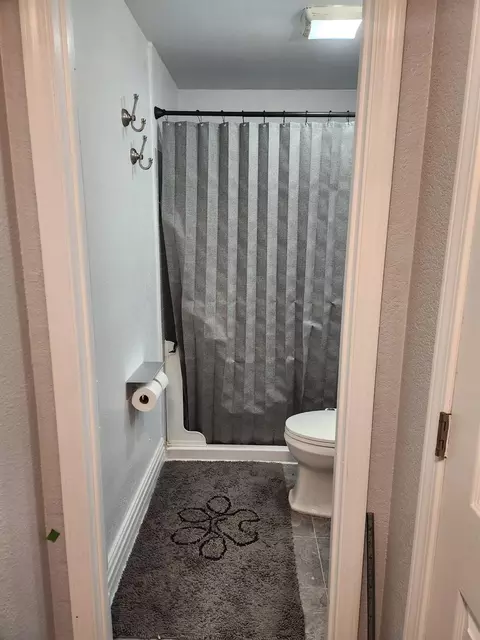 Bath - 994 Fleda Ave, Olivehurst, CA 95961 photo 1 of 2