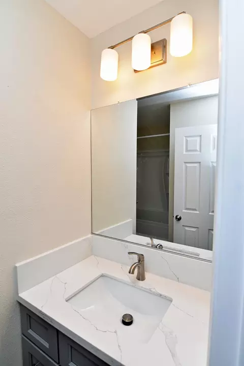 Bath - 2065 Cody Ct, Turlock, CA 95380 photo 1 of 4