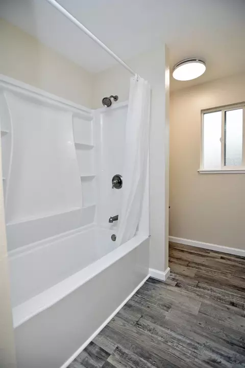 Bath - 2065 Cody Ct, Turlock, CA 95380 photo 2 of 4