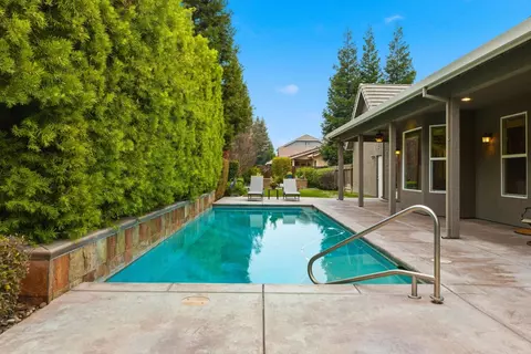 Exterior - 347 E Milgeo Ave, Ripon, CA 95366 photo 11 of 16