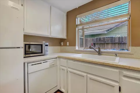 Kitchen - 111 Stanford Ct, Grass Valley, CA 95945 photo 5 of 7