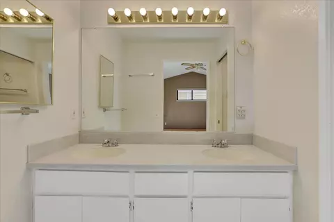 Bath - 111 Stanford Ct, Grass Valley, CA 95945 photo 3 of 4