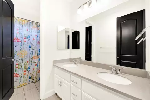 Bath - 953 Kennedy Dr, Winters, CA 95694 photo 3 of 6