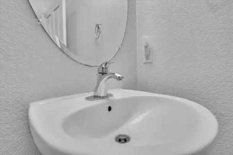 Bath - 2608 Greenleaf St, Manteca, CA 95337 photo 1 of 10