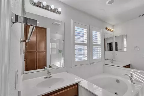 Bath - 2608 Greenleaf St, Manteca, CA 95337 photo 3 of 10