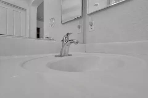Bath - 2608 Greenleaf St, Manteca, CA 95337 photo 9 of 10