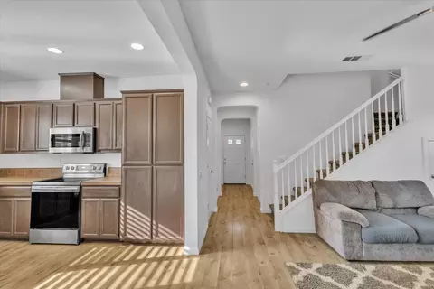 Entry Way - 2608 Greenleaf St, Manteca, CA 95337 photo 5 of 16