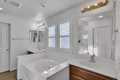 Bath - 2608 Greenleaf St, Manteca, CA 95337 photo 5 of 10