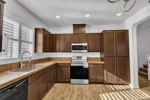 Kitchen - 2608 Greenleaf St, Manteca, CA 95337 photo 4 of 7